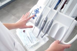 歯科助手として働く女性