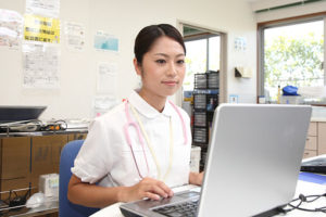 看護師として働く女性