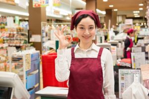 レジで働く人
