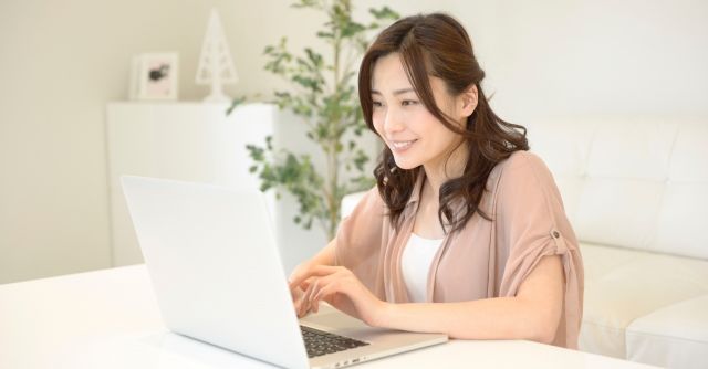 PCをする女性