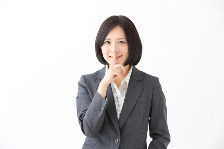 在職中に内緒で転職活動をする女性