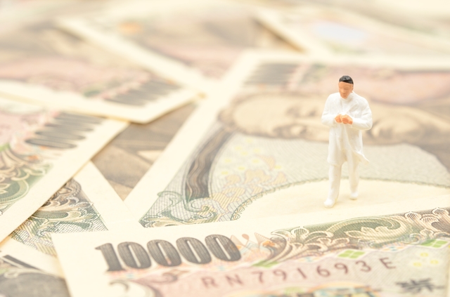 心臓血管外科医師の平均年収はいくら？転職方法も紹介