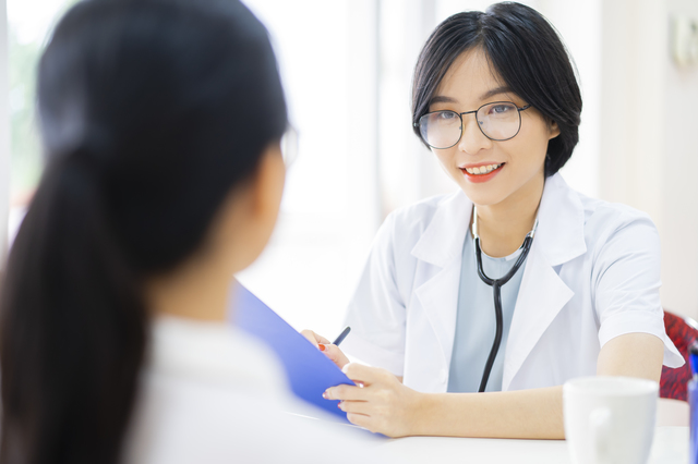 皮膚科医師の平均年収は?転職方法も紹介