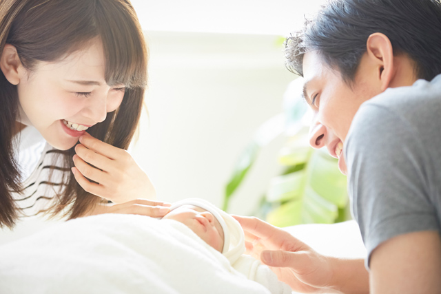 笑顔のパパ・ママと赤ちゃん