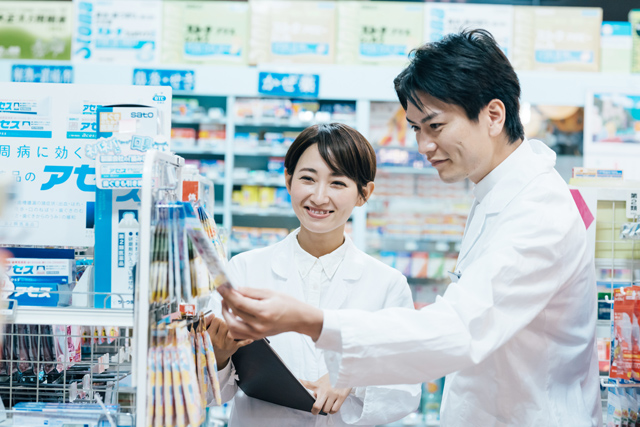 仕事中の男性・女性薬剤師