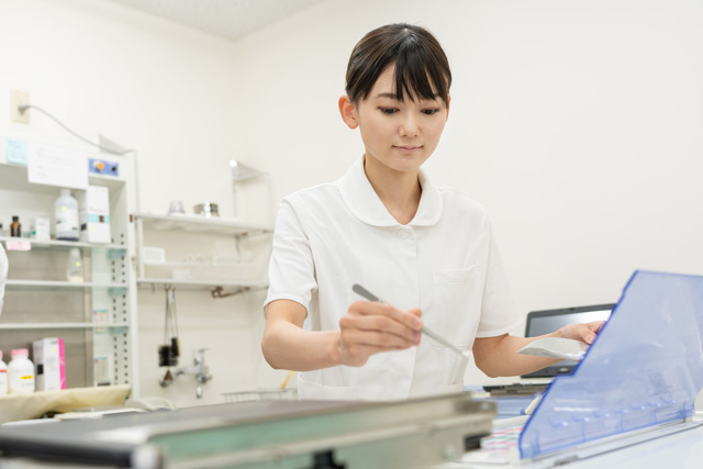 調査する薬剤師