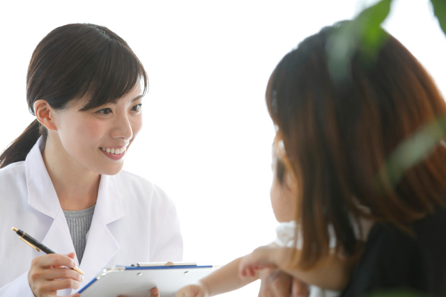 検診を行う薬剤師