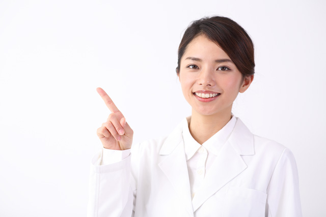 ポイントを指摘する女性薬剤師